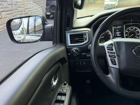 Used 2018 Nissan Titan SV w/ SV Convenience Package AWD/4WD image 19