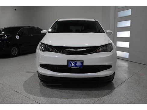 Used 2023 Chrysler Voyager LX FWD image 4
