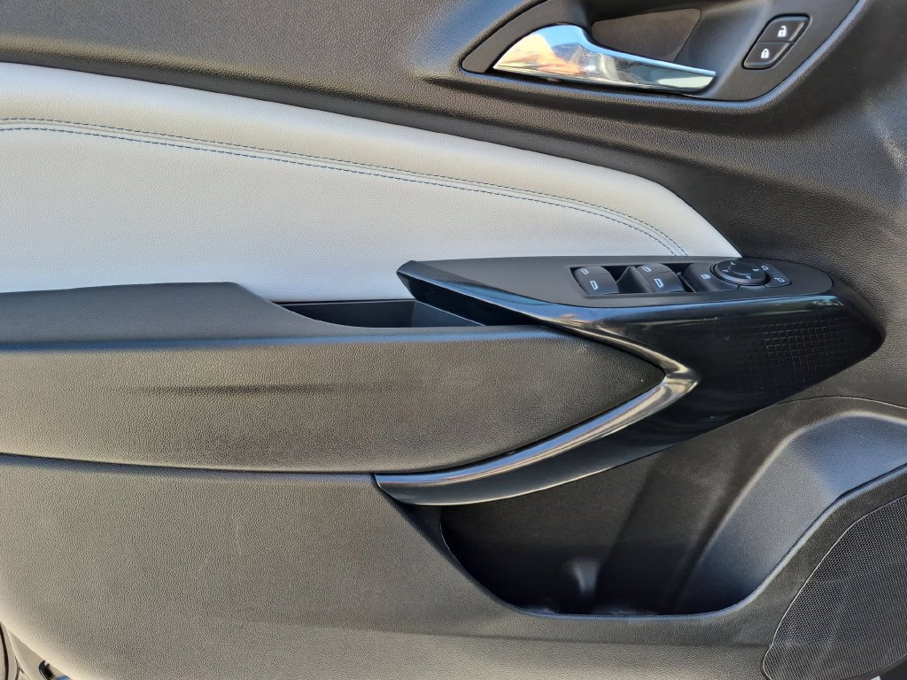 Used 2025 Chevrolet Trax LT w/ LT Convenience Package FWD image 9