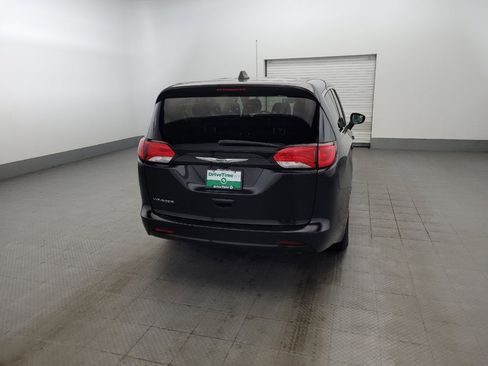 Used 2023 Chrysler Voyager LX FWD image 7