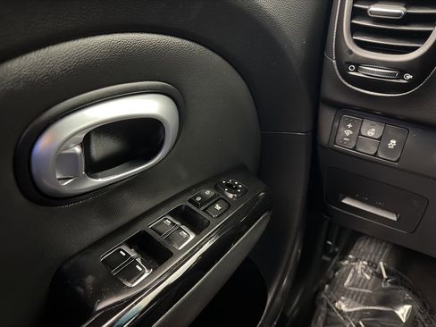 Used 2019 Kia Soul + image 11