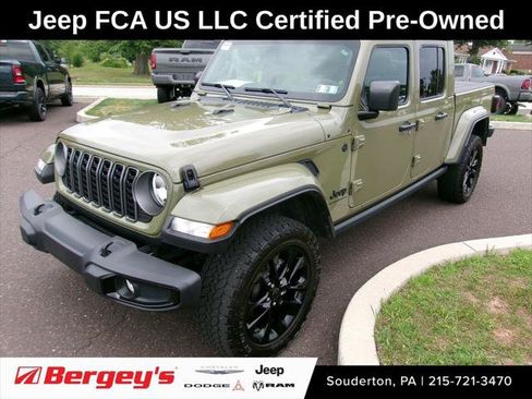 Certified 2025 Jeep Gladiator Sport AWD/4WD image 1