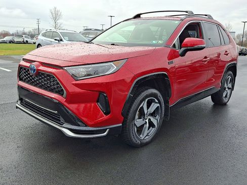 Used 2021 Toyota RAV4 SE image 3