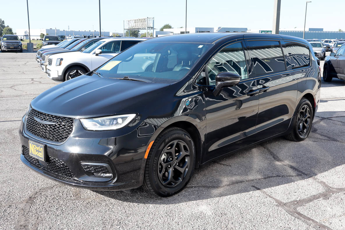 Used 2022 Chrysler Pacifica Touring-L w/ Uconnect Theater Family Group FWD image 3