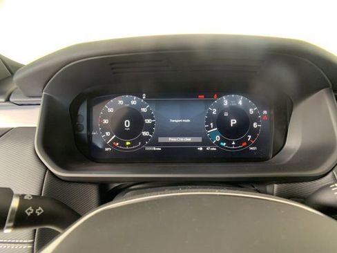 Used 2025 Land Rover Discovery Dynamic SE image 17