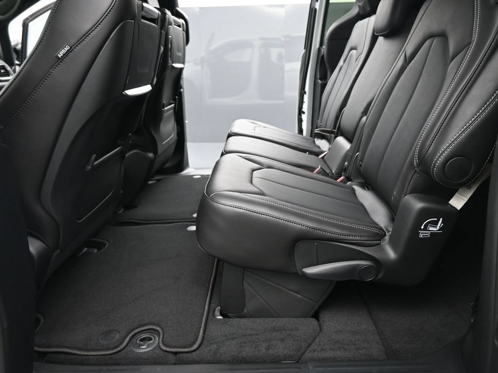 New 2026 Chrysler Pacifica Select FWD image 13