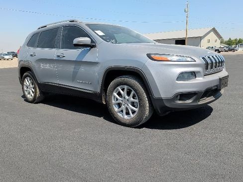 Used 2016 Jeep Cherokee Latitude AWD/4WD image 2
