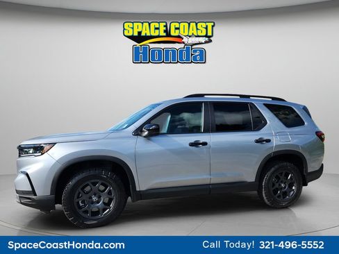 Certified 2025 Honda Pilot TrailSport image 11