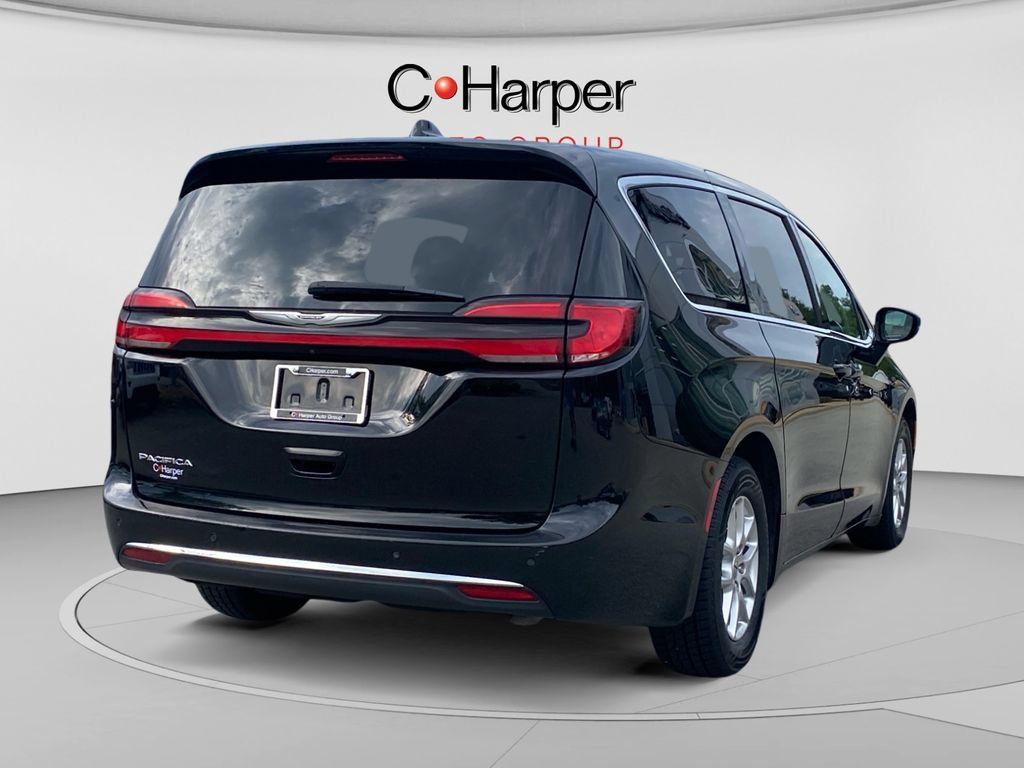 Used 2024 Chrysler Pacifica Touring-L FWD image 3