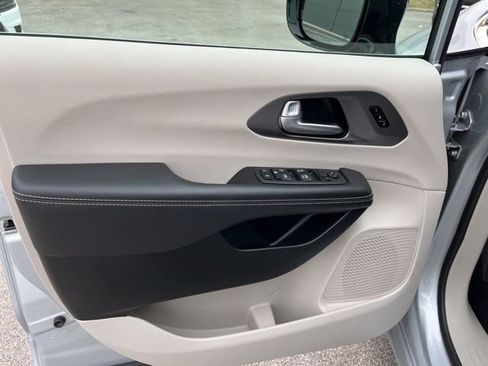 Used 2024 Chrysler Pacifica Touring-L image 13