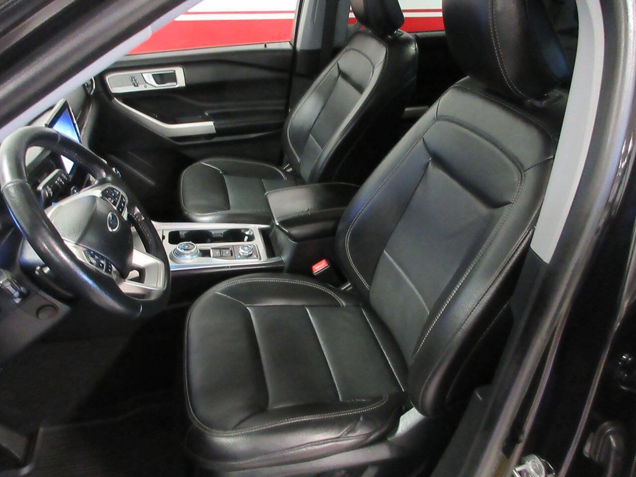 Used 2021 Ford Explorer Limited w/ Equipment Group 301A AWD/4WD image 18
