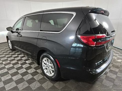 Used 2023 Chrysler Pacifica Touring-L FWD image 4