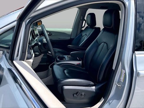 Used 2023 Chrysler Pacifica Touring-L FWD image 8
