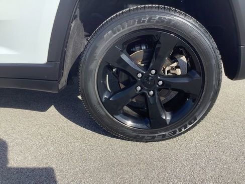 Used 2023 Jeep Grand Cherokee Altitude AWD/4WD image 35