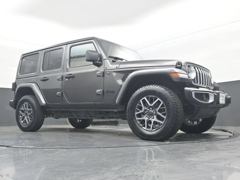 Used 2025 Jeep Wrangler Unlimited Sahara AWD/4WD image 24
