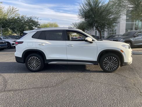 Used 2025 Volkswagen Tiguan S image 6