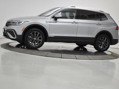 Used 2022 Volkswagen Tiguan SE AWD/4WD image 16
