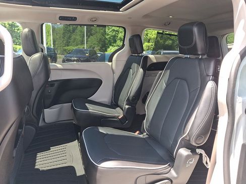Used 2023 Chrysler Pacifica Limited AWD/4WD image 21