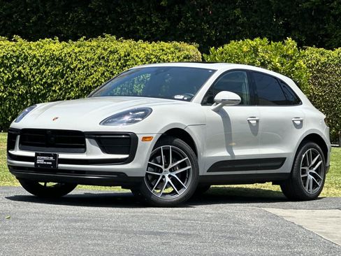 Certified 2025 Porsche Macan AWD/4WD image 1
