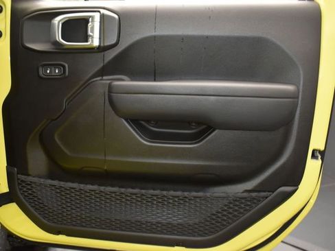 Used 2024 Jeep Gladiator Mojave w/ Technology Group image 13