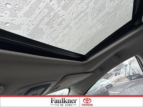 Used 2021 Toyota Sienna Limited image 31