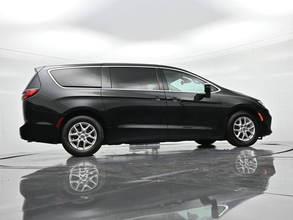 Used 2023 Chrysler Pacifica Touring-L FWD image 33