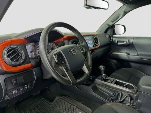 Used 2020 Toyota Tacoma TRD Sport image 10