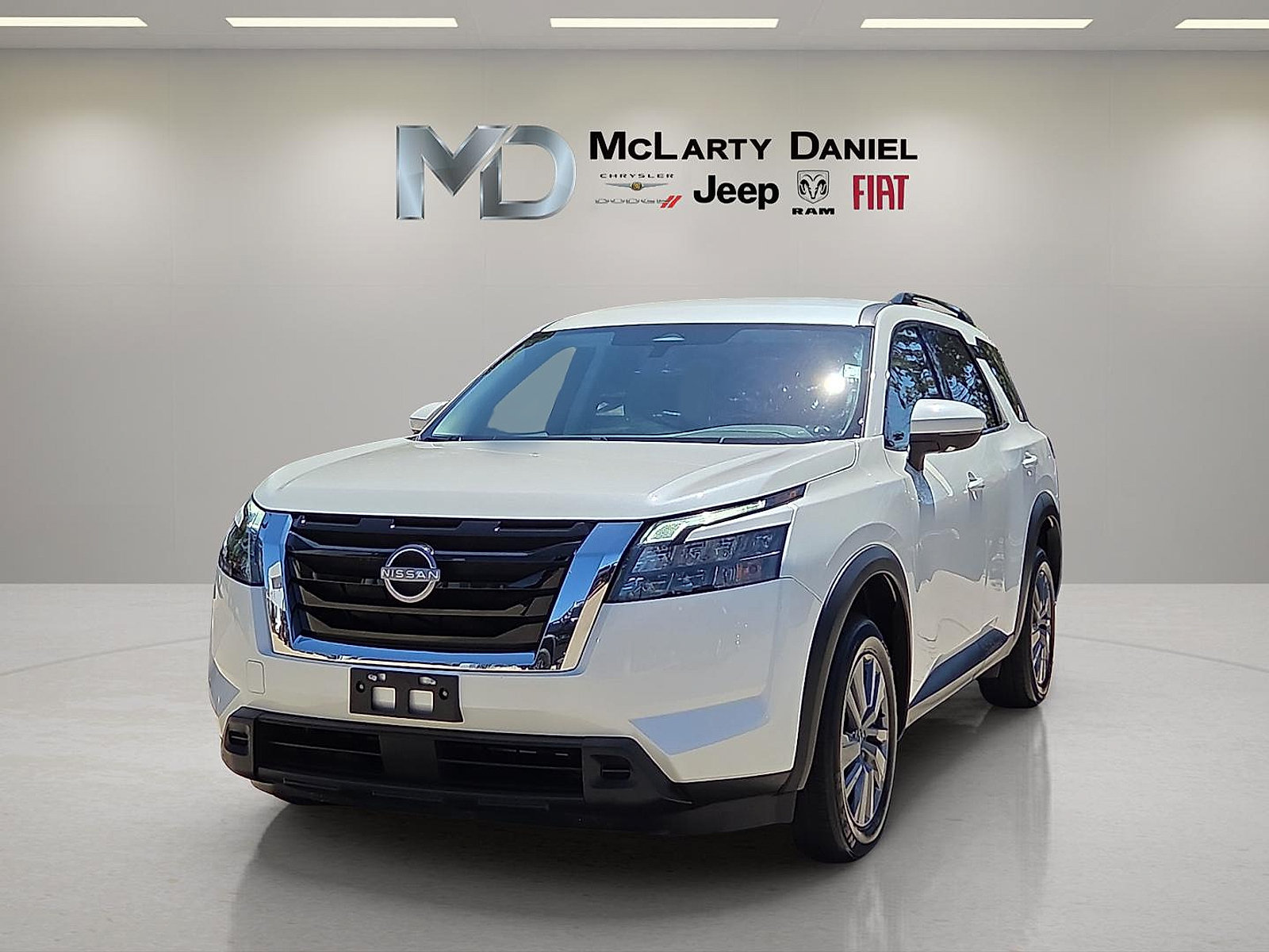 Used 2024 Nissan Pathfinder SV FWD image 2