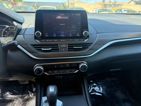 Used 2025 Nissan Altima 2.5 SV image 17