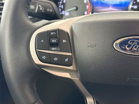 Used 2023 Ford Explorer XLT AWD/4WD image 17