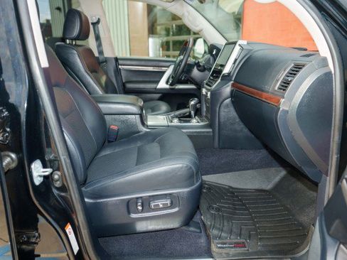 Used 2017 Toyota Land Cruiser image 14