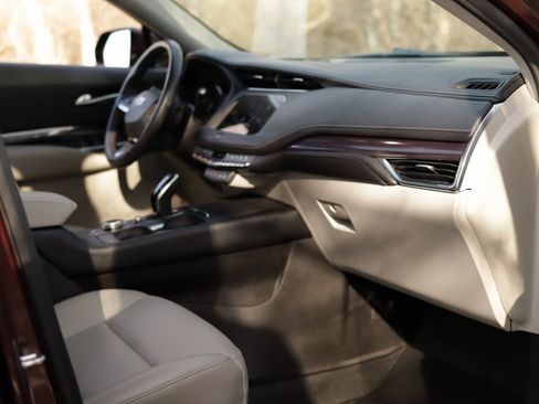 Certified 2023 Cadillac XT4 Luxury w/ Cold Weather Package image 31