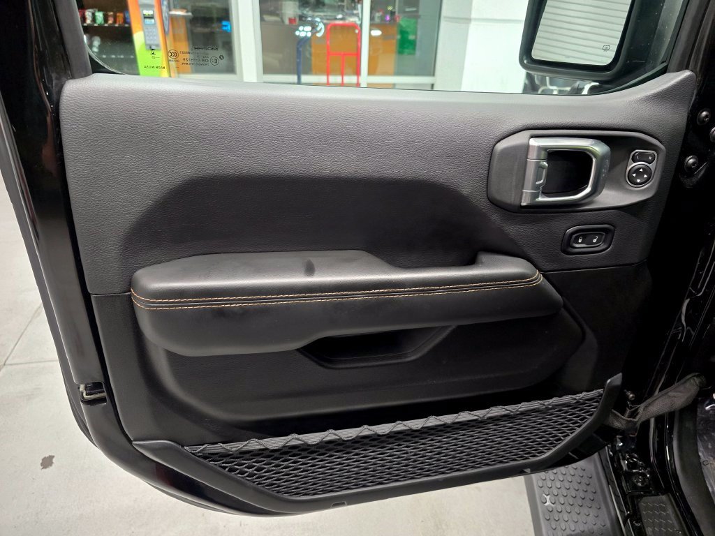 Used 2025 Jeep Wrangler Unlimited Sahara AWD/4WD image 13