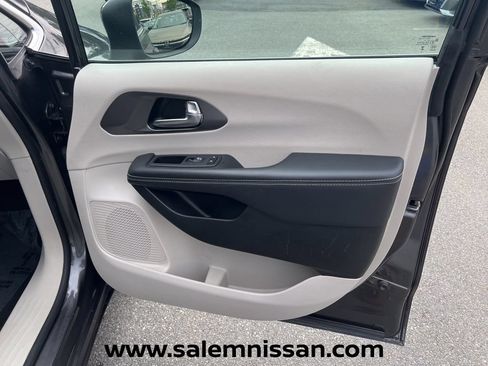 Used 2023 Chrysler Pacifica Touring-L FWD image 22