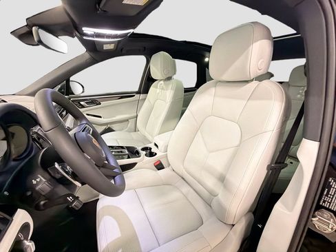 New 2026 Porsche Macan AWD/4WD image 5