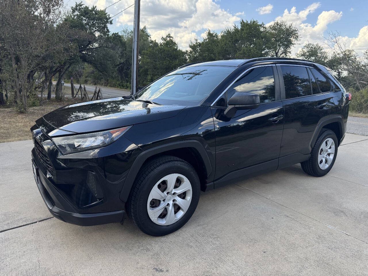 Used 2019 Toyota RAV4 LE FWD image 6