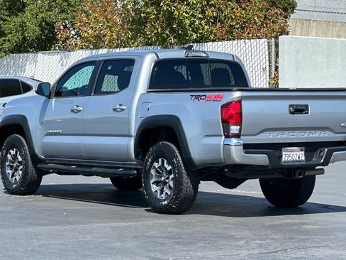 Used 2019 Toyota Tacoma TRD Off-Road AWD/4WD image 7