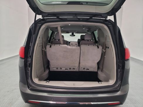 Used 2017 Chrysler Pacifica Limited w/ UConnect Theater Package FWD image 29