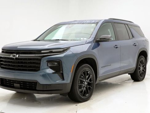 Used 2024 Chevrolet Traverse LT w/ Midnight/Sport Edition image 2