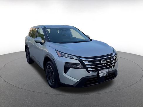 Used 2025 Nissan Rogue SV image 3