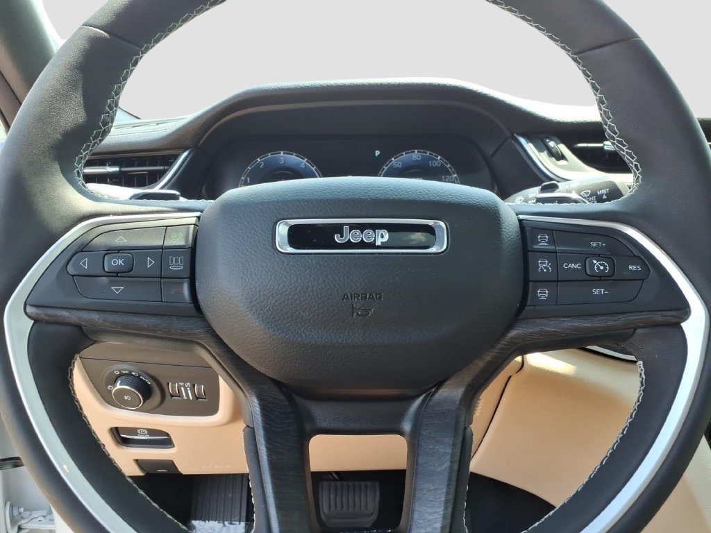 Used 2025 Jeep Grand Cherokee Limited w/ Luxury Tech Group II AWD/4WD image 28