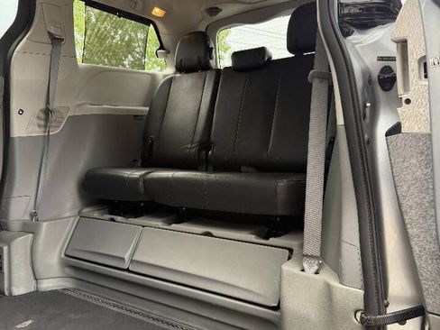 Used 2014 Toyota Sienna SE FWD image 18