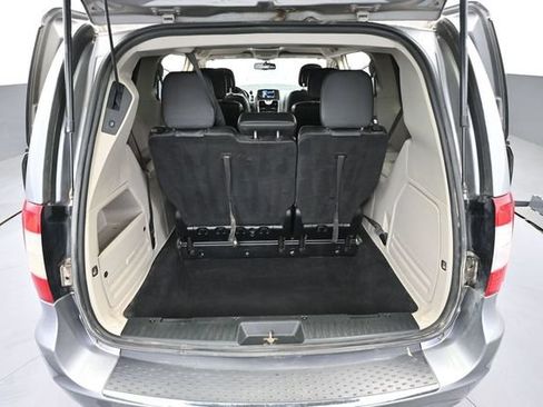 Used 2015 Chrysler Town & Country Touring FWD image 35