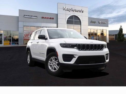 Used 2023 Jeep Grand Cherokee Laredo image 1