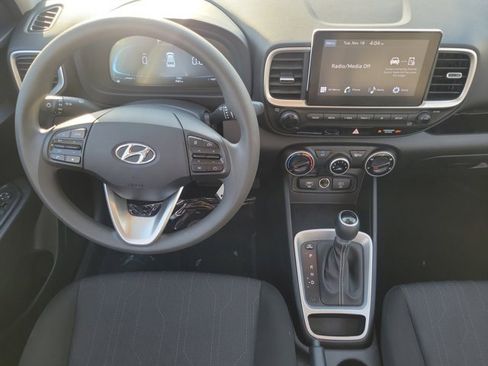 Certified 2025 Hyundai Venue SE image 11