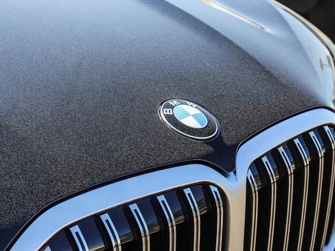 Used 2025 BMW X7 xDrive40i w/ Premium Package image 9