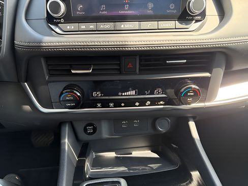 Used 2025 Nissan Rogue SV FWD image 19