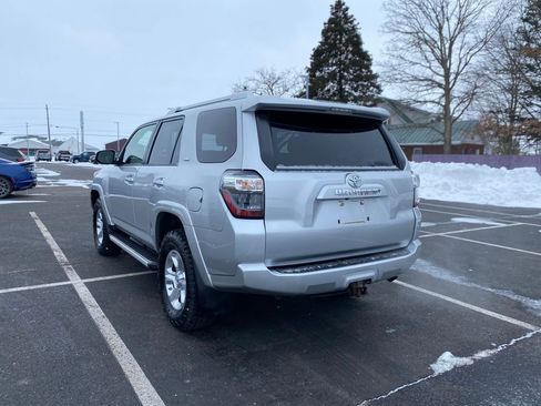 Used 2018 Toyota 4Runner SR5 AWD/4WD image 5