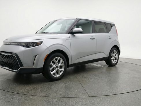 Used 2025 Kia Soul LX w/ LX Technology Package FWD image 3