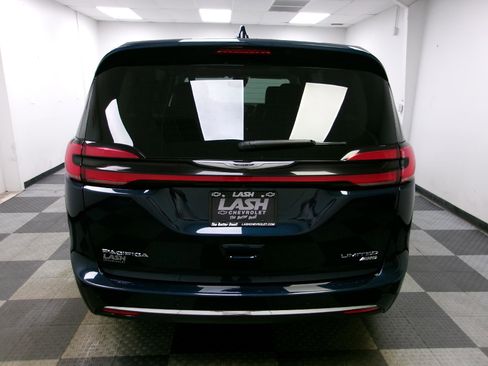 Used 2024 Chrysler Pacifica Limited AWD/4WD image 16